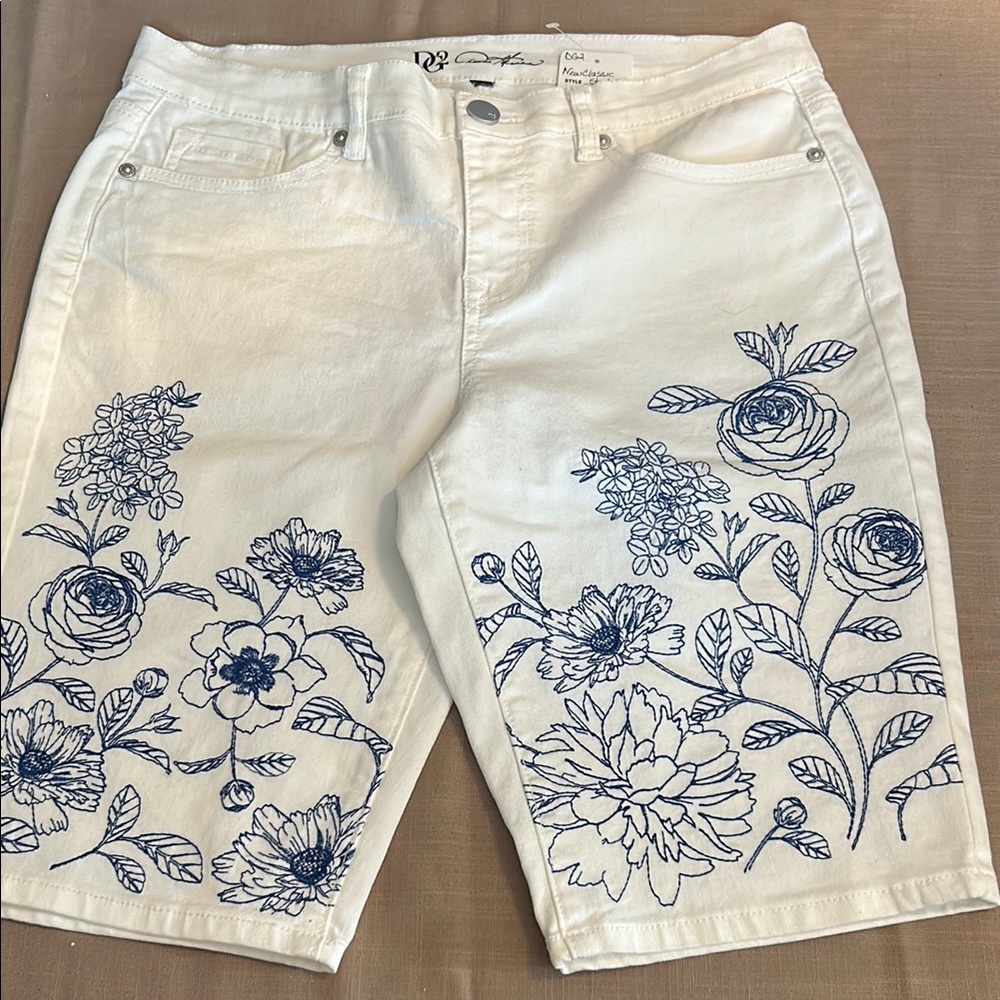 EUC DG2 by Diane Gilman White and Blue Bermuda Shorts with Floral Embroidery